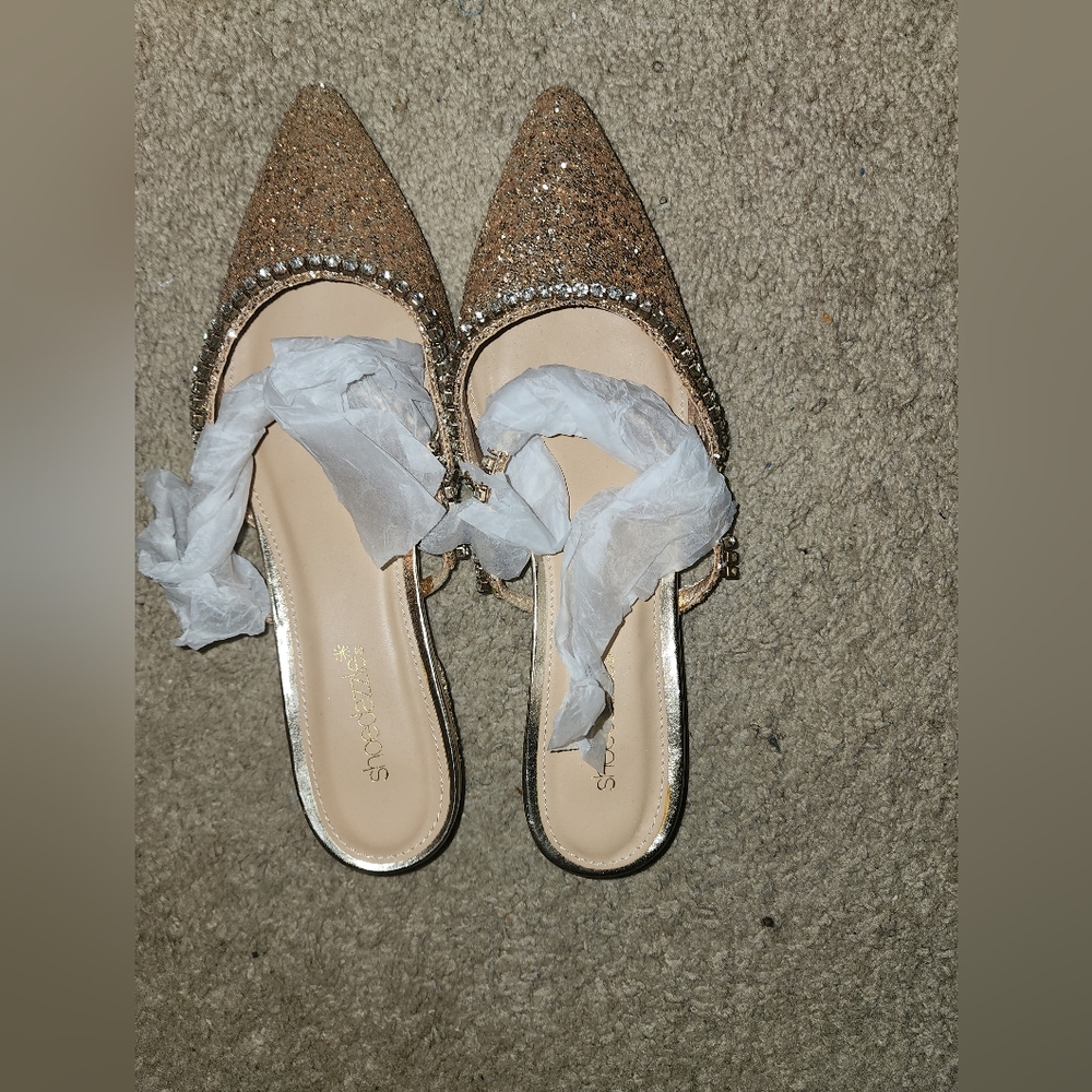 Shoedazzle size 10 gold slip ins